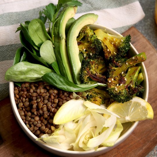 Bowl lentilles, avocat, endives et brocoli Bowl lentilles, avocat, endives et brocoli