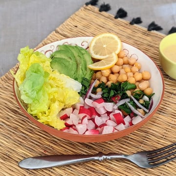 Buddha bowl aux radis, carottes, pois chiches, avocat et salade