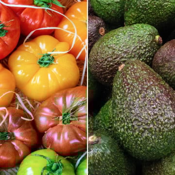 Mélange de tomates anciennes et avocats