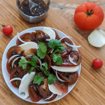 Tomates anciennes, mozzarella et vinaigrette à la tapenade