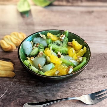 Salade de fruits litchis, kiwis, oranges et noix Salade de fruits litchis, kiwis, oranges et noix