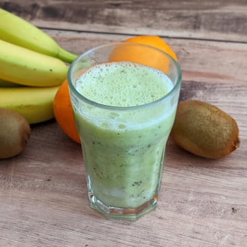 Smoothie à la banane, kiwis et oranges