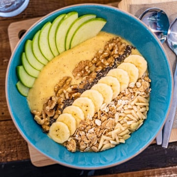 Un smoothie bowl pomme mangue banane