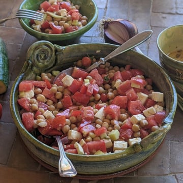 Salade de pois chiches, tomates, concombre et fêta
