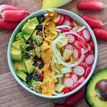 Radis & endives dans une salade colorée