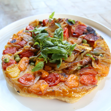 Une tarte tatin aux tomates cerises